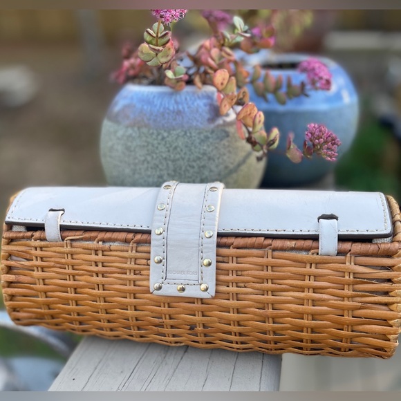 Michael Kors clutch. Woven. With twist lock. - Picture 10 of 17